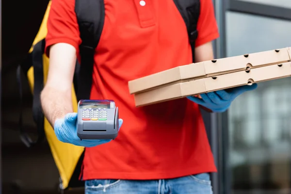 Vista recortada de la terminal de pago de courier holding y cajas de pizza en la calle urbana — Stock Photo