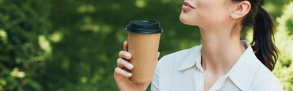 Geschäftsfrau hält Pappbecher mit Coffee to go in der Hand — Stockfoto