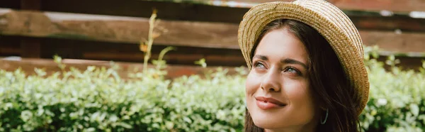 En-tête de site Web de femme rêveuse en chapeau de paille souriant et détournant les yeux — Photo de stock