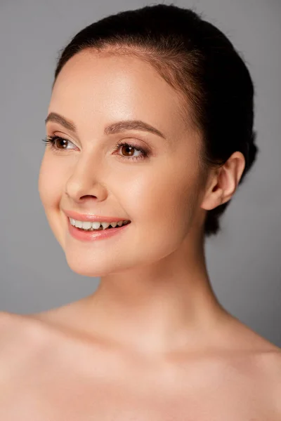 Portrait de belle femme souriante nue avec une peau parfaite regardant loin isolé sur gris — Photo de stock