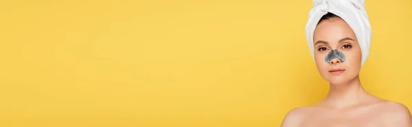 Красива гола жінка з рушником на голові і прибиранням чорноголових на носі ізольована на жовтому, панорамний знімок — стокове фото