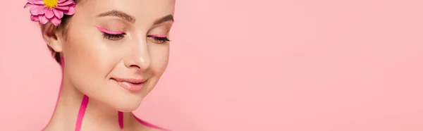 Bella donna sorridente con linee rosa sul corpo e fiore isolato su rosa, colpo panoramico — Foto stock