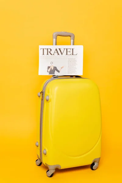 Journal de voyage sur valise colorée sur fond jaune — Photo de stock