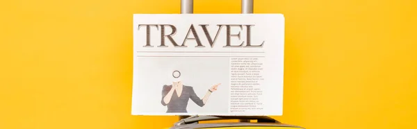 Giornale di viaggio su valigia colorata su sfondo giallo, scatto panoramico — Foto stock