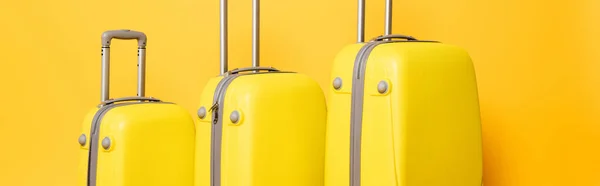 Pila de bolsas de viaje sobre fondo amarillo, plano panorámico - foto de stock