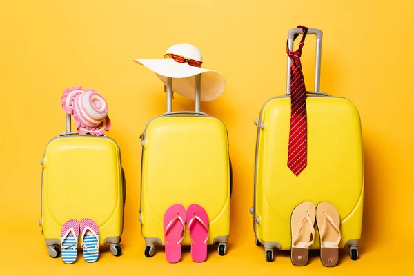 Bolsas de viaje familiares con accesorios de verano de playa en amarillo - foto de stock