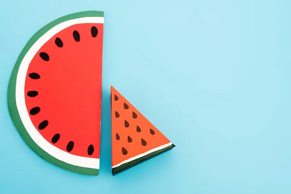 Draufsicht auf Papier Wassermelonenscheiben auf blauem Hintergrund — Stockfoto