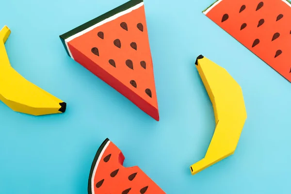 Wassermelone und Bananen aus Papier auf blauem Hintergrund — Stockfoto