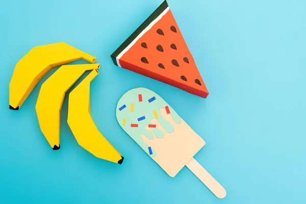 Vista superior de melancia de papel, bananas e sorvete com polvilhas sobre fundo azul — Fotografia de Stock