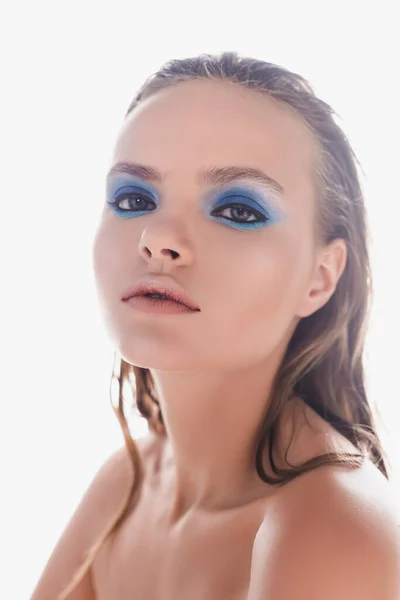 Belle jeune femme avec maquillage regardant caméra isolée sur blanc — Photo de stock