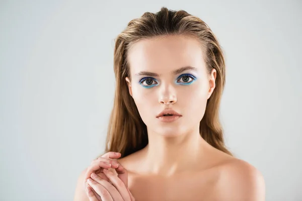 Nudo giovane donna con trucco guardando la fotocamera isolata su bianco — Foto stock