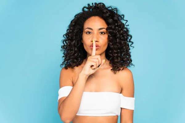 Menina americana africana mostrando sinal de silêncio isolado no azul — Fotografia de Stock