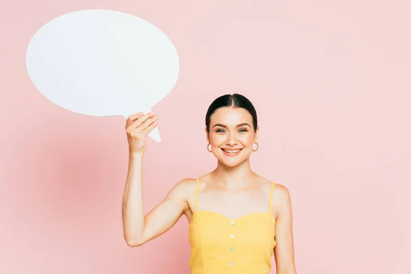 Brunetta giovane donna con bianco bianco discorso bolla su rosa — Foto stock