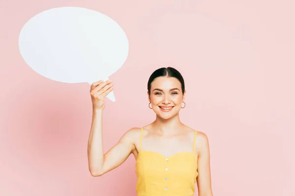 Brunette jeune femme avec blanc blanc bulle de discours sur rose — Photo de stock