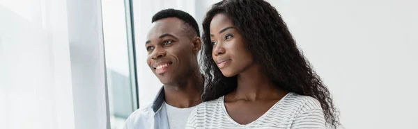 Imagen horizontal de pareja afroamericana mirando hacia otro lado - foto de stock