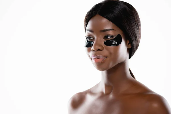 Mulher nua afro-americana com manchas olho hidrogel no rosto isolado em branco — Fotografia de Stock