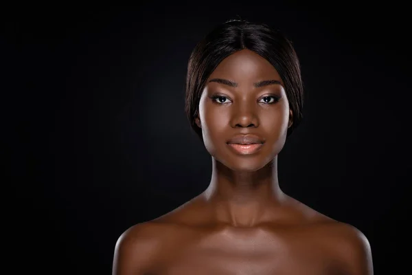 Afro-américain nu femme regardant caméra isolé sur noir — Photo de stock