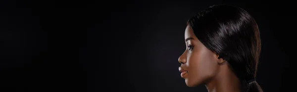 Profil einer afrikanisch-amerikanischen Frau isoliert auf schwarzer, panoramischer Aufnahme — Stockfoto