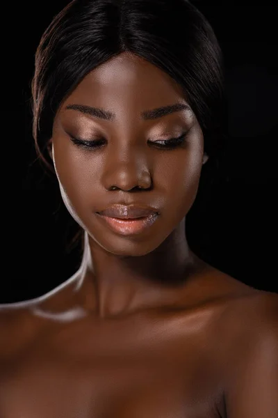 African american naked woman looking down isolated on black — Stock Photo