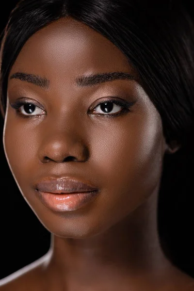 Porträt einer nackten afrikanisch-amerikanischen Frau, die isoliert auf schwarz wegschaut — Stockfoto