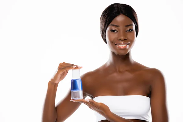 Mulher afro-americana segurando água micelar isolada em branco — Fotografia de Stock