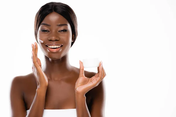 Африканская американка нанесла косметический крем на лицо, изолированное на белом — стоковое фото