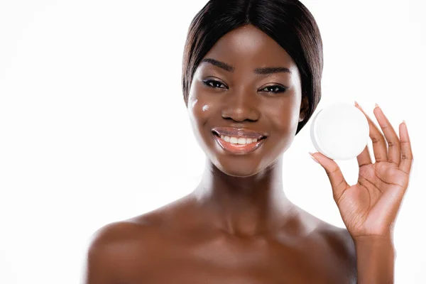 Mulher nua afro-americana com creme cosmético isolado em branco — Fotografia de Stock