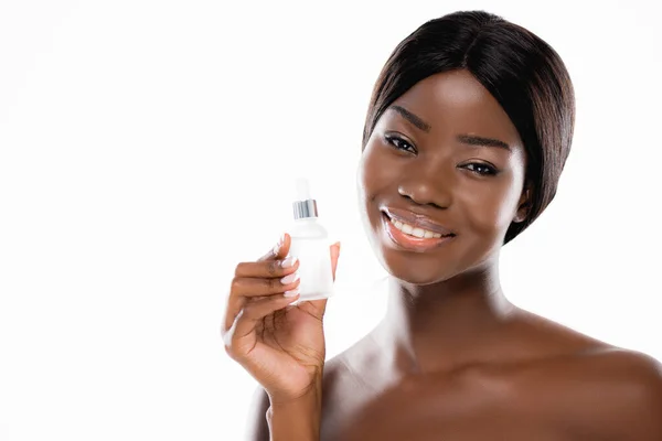 Mujer afroamericana desnuda con botella de suero aislado en blanco - foto de stock