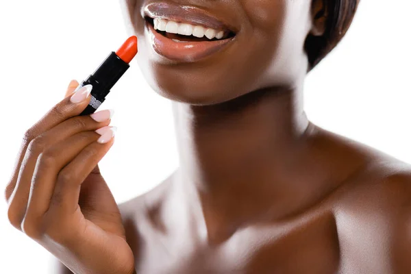Vue recadrée de femme afro-américaine nue avec rouge à lèvres isolé sur blanc — Photo de stock