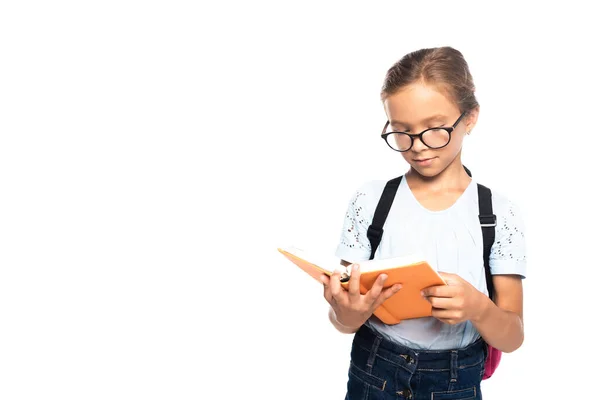 Écolière en lunettes lecture livre isolé sur blanc — Photo de stock