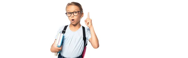 Panoramische Aufnahme einer Schülerin mit Brille, die Bücher hält, während sie eine Idee auf Weiß hat — Stockfoto