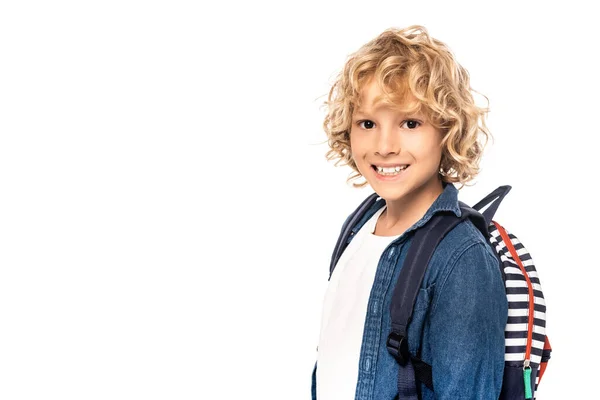 Rubio rizado colegial con mochila mirando cámara aislada en blanco - foto de stock