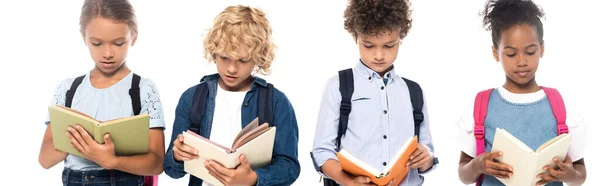 Tiro panorâmico de estudantes multiculturais lendo livros isolados em branco — Fotografia de Stock