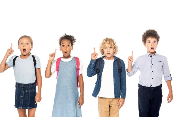 Choqué écolières multiculturelles et écoliers montrant signe idée isolé sur blanc — Photo de stock
