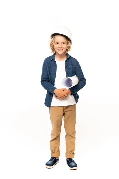 Кучерявий хлопчик в шоломі безпеки і костюм архітектора, що тримає відбиток ізольований на білому — стокове фото