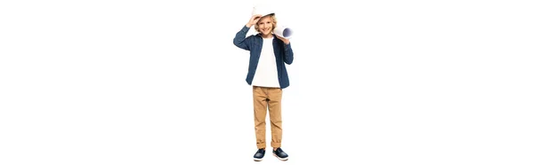 Панорамный снимок кудрявого мальчика в костюме архитектора, трогающего защитный шлем и держащего изолированный на белом чертеж — стоковое фото