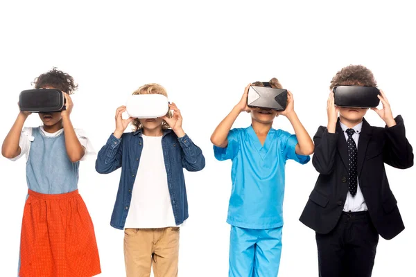 Enfants multiculturels vêtus de costumes de différentes professions touchant casque de réalité virtuelle isolé sur blanc — Photo de stock