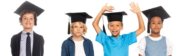 Récolte panoramique d'enfants multiculturels en casquettes de graduation vêtus de costumes de différentes professions près de l'enfant avec les mains levées isolé sur blanc — Photo de stock