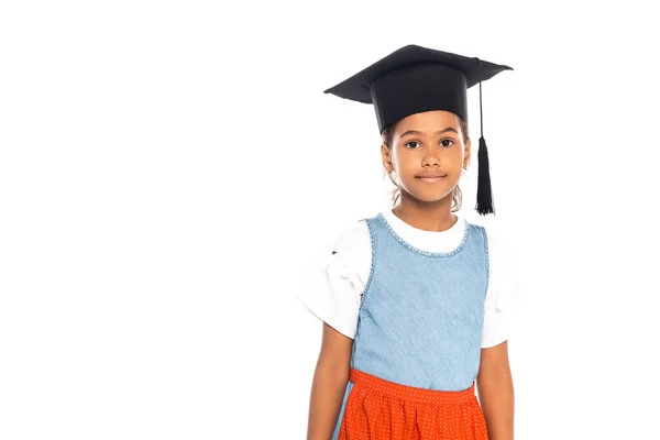 Africain américain gosse en casquette de graduation regardant la caméra isolée sur blanc — Photo de stock