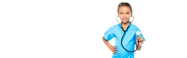 Intestazione sito web di bambino in costume di medico che tiene lo stetoscopio mentre in piedi con mano sul fianco isolato su bianco — Foto stock