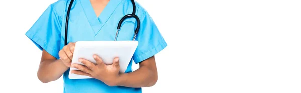 Panoramische Ernte von Kind im Arztkostüm mit digitalem Tablet isoliert auf weiß — Stockfoto