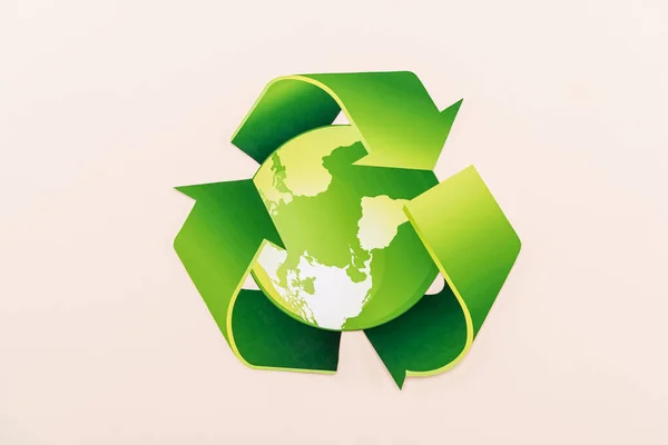 Draufsicht auf grünes Recycling-Symbol mit Planet isoliert auf beige — Stockfoto