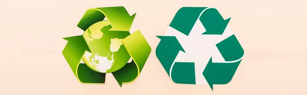 Vista superior de símbolos de reciclagem verde com planeta isolado em bege, tiro panorâmico — Stock Photo
