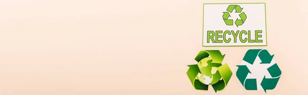 Vue du haut des symboles de recyclage vert avec planète et recycler mot isolé sur beige, panoramique — Photo de stock