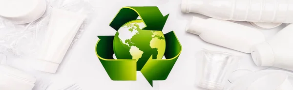 Vue du dessus du panneau de recyclage et des déchets plastiques éparpillés sur fond blanc, vue panoramique — Photo de stock