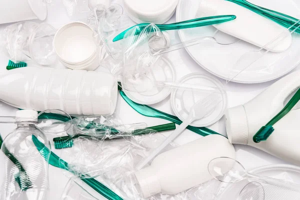 Vue de dessus des déchets en plastique vert et blanc — Photo de stock