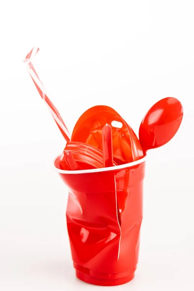 Objets en plastique rouge sur fond blanc — Photo de stock