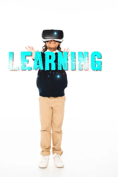 Vista completa de la colegiala afroamericana en auriculares de realidad virtual sobre fondo blanco, ilustración de aprendizaje - foto de stock