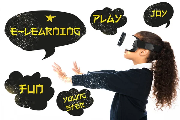 Écolière afro-américaine avec les mains tendues à l'aide d'un casque de réalité virtuelle isolé sur blanc, illustration e-learning — Photo de stock