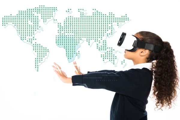 Colegiala afroamericana con las manos extendidas usando auriculares de realidad virtual aislados en blanco, ilustración de mapa global - foto de stock